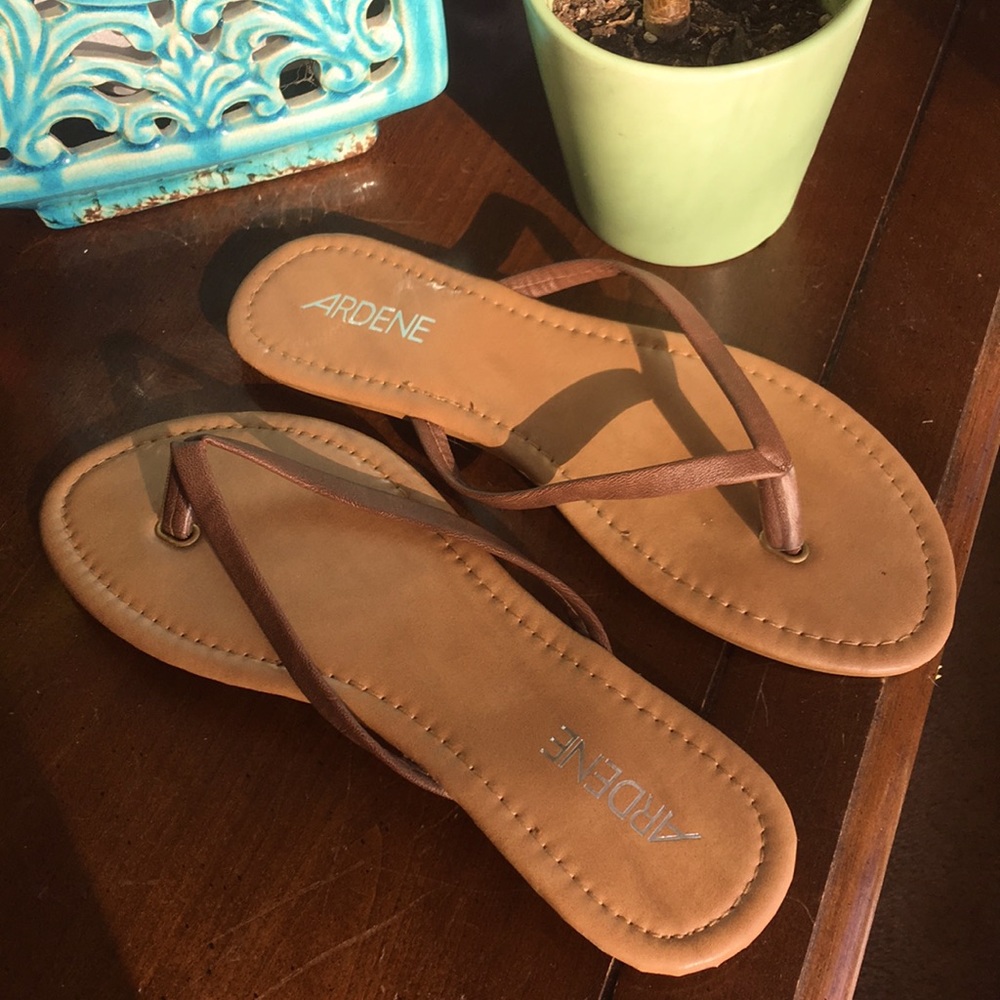 Size 7 Brown tan flip flop sandals!